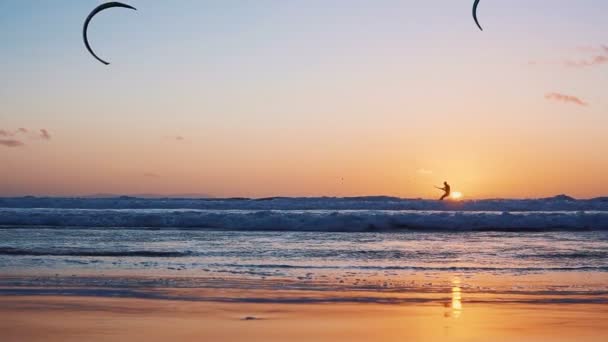 El surfista de kitesurf navega en la ola oceánica. Canarios. Movimiento lento — Vídeo de stock