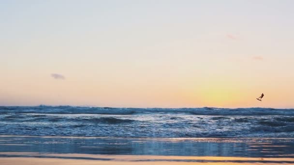 De surfer Kitesurf Zeilen op de Golf van de Oceaan. Spanje. Tarifa. Slow motion — Stockvideo