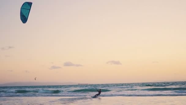 Der Kitesurfer segelt auf der Meereswelle. Spanien. tarifa. Zeitlupe — Stockvideo