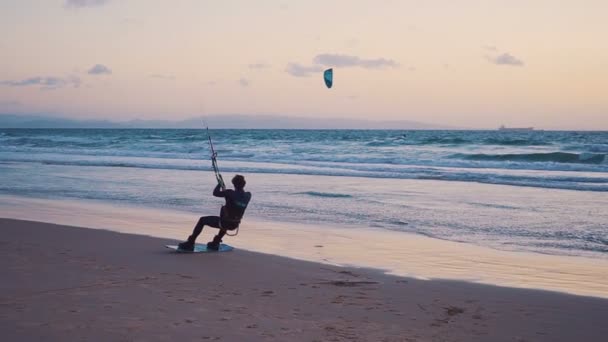 Kitesurfing surfař plachty na vlny oceánu. Španělsko. Tarifa. Zpomalený pohyb — Stock video