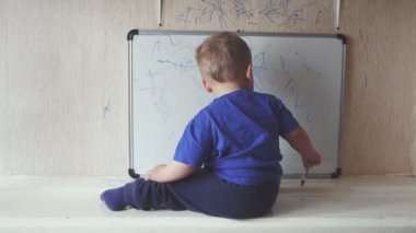 Eşik ve berabere marker tahta üzerinde bebek oturma.