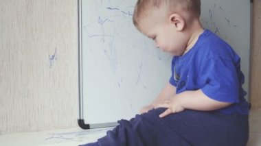 Eşik ve berabere marker tahta üzerinde bebek oturma.