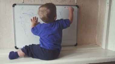 Eşik ve berabere marker tahta üzerinde bebek oturma.