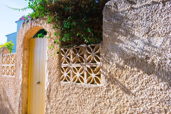 Çiçek açan çiçekler özel evin girişine yakın. İspanya güneşli gün.