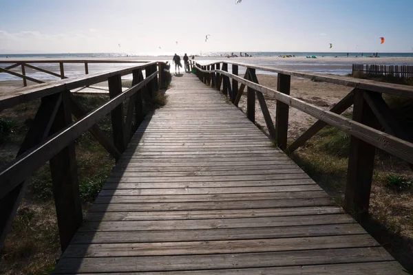Puente de madera en la playa con nubes oscuras antes de la tormenta en Tarifa, Cádiz — Foto de Stock