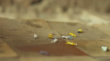 düşen oyuncaklar insanlar. Savaş, salgın, Soykırımı konulu kavramı. ağır çekim