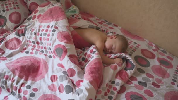 Entzückendes Baby, das auf seinem Bett in einem Zimmer zu Hause schläft. Schlaf-Baby-Konzept. 1-jähriger Babyboy schläft zu Hause — Stockvideo