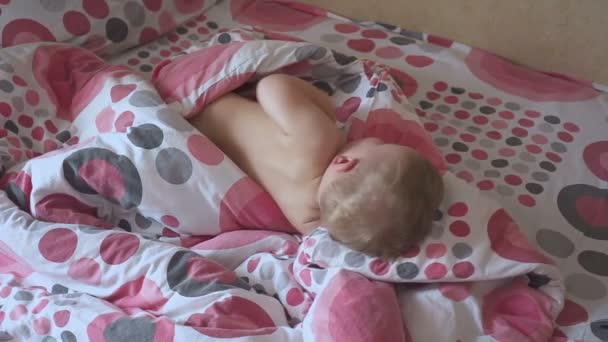 Adorabile bambino che dorme sul suo letto in una stanza a casa. Concetto di bambino addormentato. 1 anno-vecchio babyboy dorme a casa — Video Stock