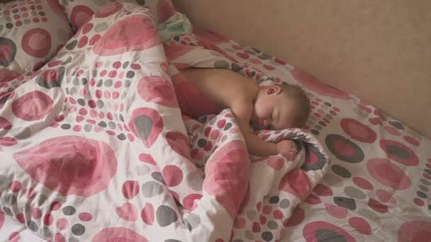 Schattig baby slapen op zijn bed in een slaapzaal thuis. Slapende baby concept. 1-jarige babyboy slaapt thuis — Stockvideo