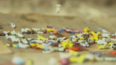 düşen oyuncaklar insanlar. Savaş, salgın, Soykırımı konulu kavramı. ağır çekim