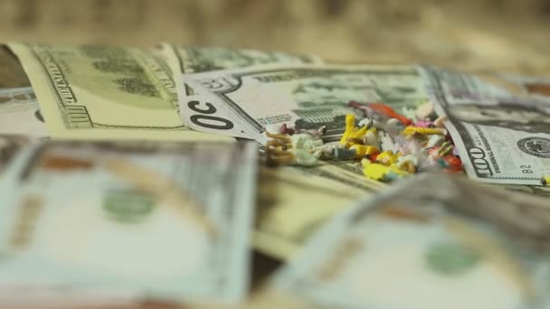 Les gens tombent sur des billets en dollars. concept sur la crise financière. au ralenti — Video