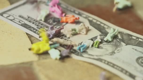 Люди падають на доларові банкноти. концепція фінансової кризи. повільний рух — стокове відео