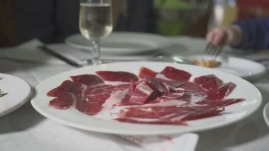 Beyaz şarap ve İspanyolca jambon ile bir restoranda öğle yemeği