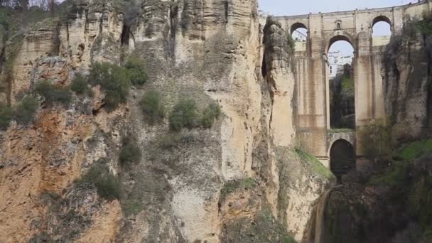 Turistas se paran en una roca y miran un magnífico paisaje de montaña y arquitectura — Vídeos de Stock