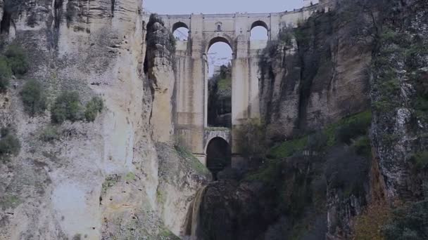 Turisti in piedi su una roccia e guardare un magnifico paesaggio di montagna e architettura — Video Stock