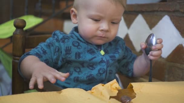 Μωρό αγόρι τρώει ψωμί σε ένα εστιατόριο — Αρχείο Βίντεο