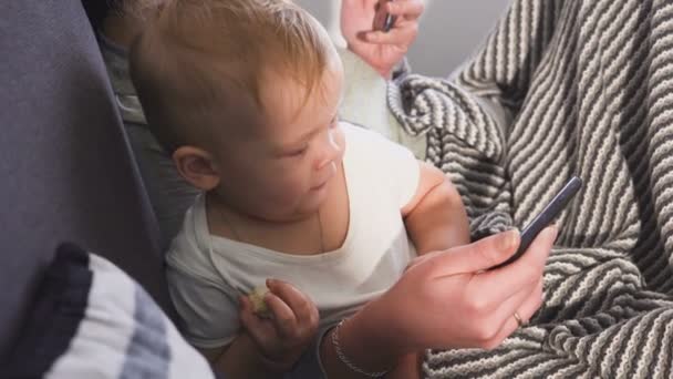 Anya és fia keres az okostelefon. Gadget függőség fogalma. — Stock videók