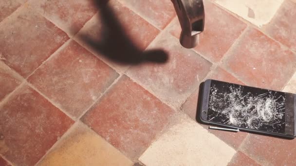 Choque de martillo golpeando un teléfono inteligente, vidrio de pantalla táctil roto cámara lenta rápida. Fragmentos de fragmentos . — Vídeos de Stock