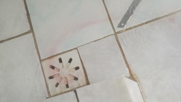 Hoja y salpicaduras de sangre en el baño. Movimiento lento — Vídeo de stock