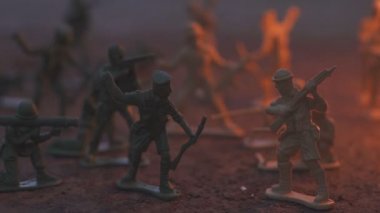 oyuncak model asker yangında. Savaş ölüm kavramı. ağır çekim