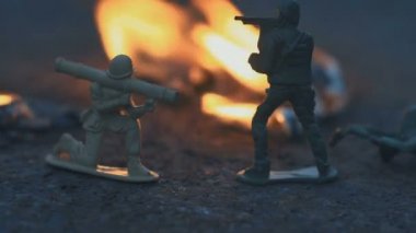 yangında oyuncak asker. Savaş sahnesi modeli. Savaş zulüm kavramı