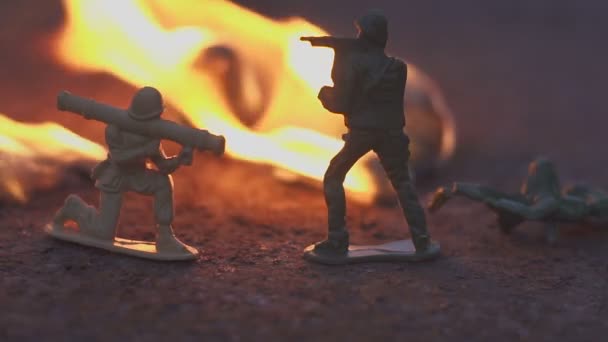 Soldato giocattolo nel fuoco. Il modello della scena della battaglia. Il concetto di crudeltà della guerra — Video Stock