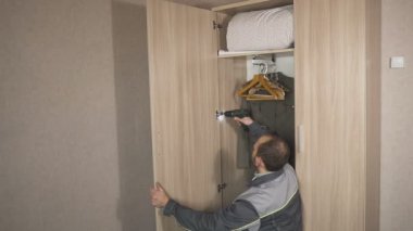 İşçi kapıları kabinede ayarlar ve donanım aksesuarları yükler