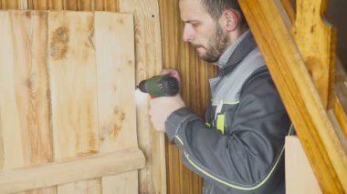 Kendini yetiştirmiş bir kapı ahşap iç alt kurar