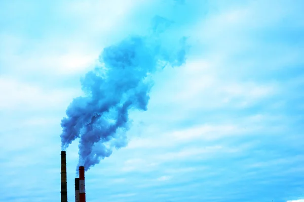 İki endüstriyel baca duman. Küresel ısınma. Hava kirlilik. — Stok fotoğraf