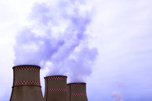 Ο καπνός από δύο βιομηχανικές καμινάδες. Υπερθέρμανση του πλανήτη. Αέρας και ατμοσφαιρική ρύπανση. — Φωτογραφία Αρχείου