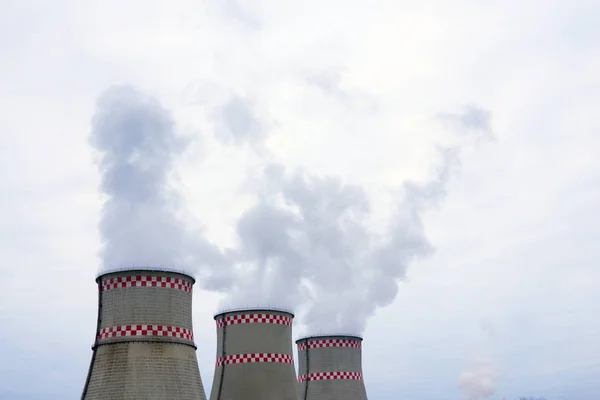 2 つの産業煙突から煙が。地球温暖化。大気汚染. — ストック写真