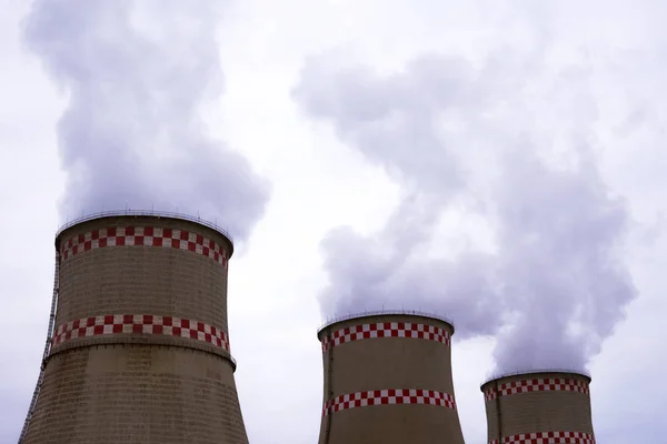 2 つの産業煙突から煙が。地球温暖化。大気汚染. — ストック写真