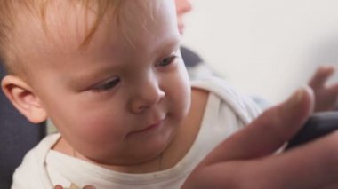 Anne ve oğlu kendi smartphones vasıl arıyoruz. Gadget'ı bağımlılık kavramı.