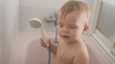 Bebek Banyo oyun su ile duş. Kolye çapraz ile bebek