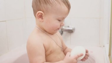 Bebek Banyo oyun su ile duş. Kolye çapraz ile bebek