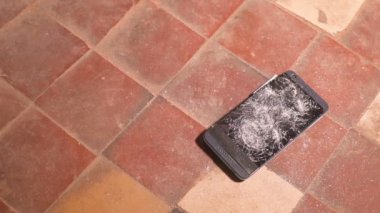 Bir smartphone, dokunmatik ekran cam yavaş hareket hızlı kırık isabet kazasında çekiç. Parçaları parçaları.