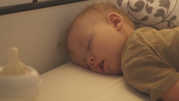 Bebek şişe ile uyuyan bebek — Stok video