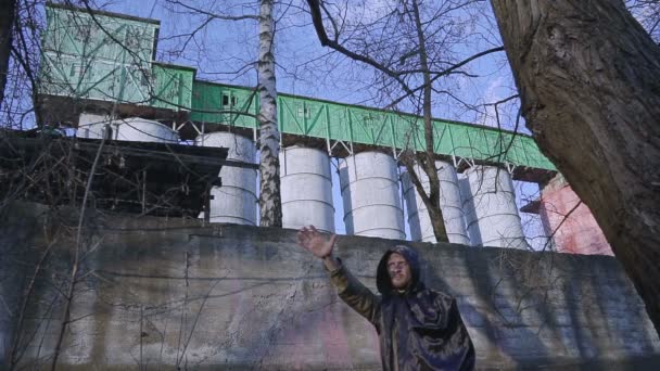 Ceifador sombrio ou anjo da morte em LANDSCAPE URBANÍSTICO INDUSTRIAL — Vídeo de Stock