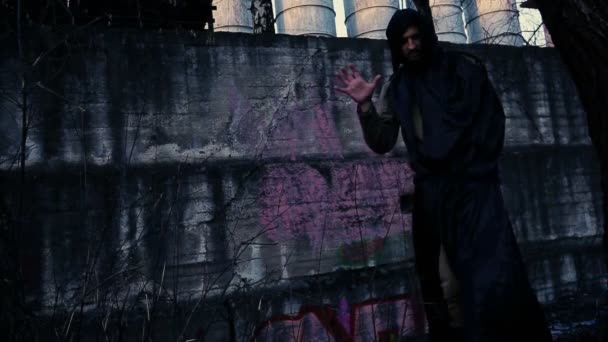 Grim reaper veya kameraya endüstriyel Urbanistic manzara gider üzerinde ölüm meleği ve objektif el ile kapatır. — Stok video