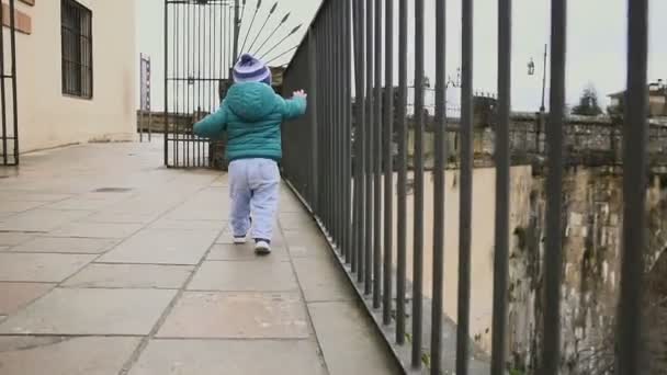 A gyerek az óvárosban. Fut, és a rácsos kerítésen keresztül. A szabadság fogalmát. Portrék. Spanyolország. Ronda. lövés stedicam — Stock videók