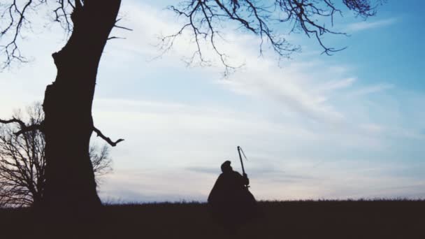 Grim Reaper ηλιοβασίλεμα σιλουέτα. έννοια του θανάτου. — Αρχείο Βίντεο