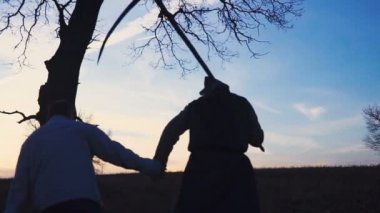 Grim Reaper için yeni bir kurban geldi ve kurban ölüme yol açar. gün batımı siluet. ölüm kavramı
