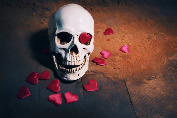 Calavera humana con corazón rojo. Concepto para San Valentín . — Foto de Stock