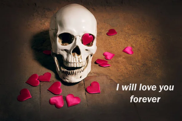 insan kafatası kırmızı kalp ile. Sevgililer günü için kavram.