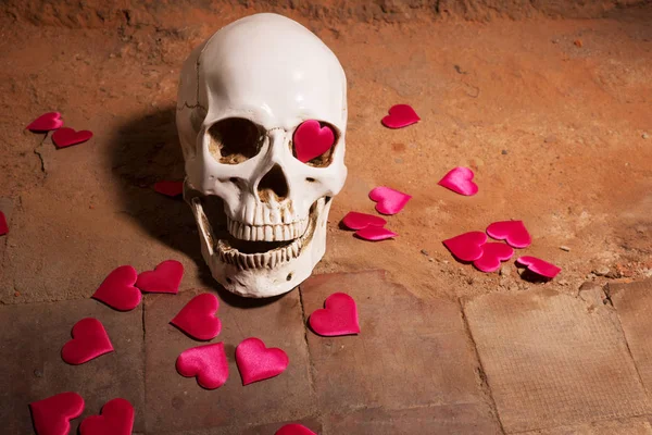 Calavera humana con corazón rojo. Concepto para San Valentín . — Foto de Stock