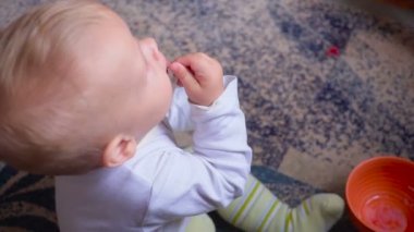 Odaya taze meyveleri yemekten bebek