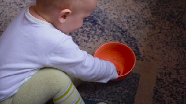 Bebé comiendo bayas frescas en la habitación — Vídeo de stock