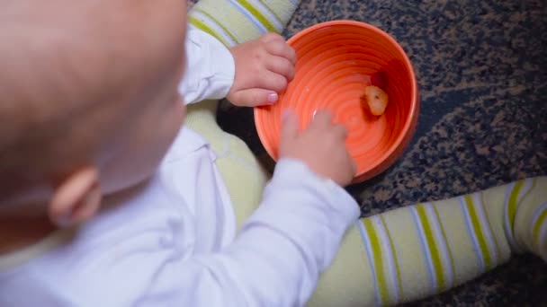 Bebé comiendo bayas frescas en la habitación — Vídeos de Stock