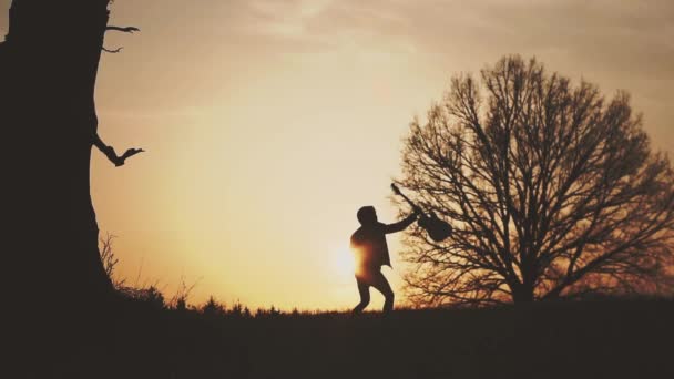 Silhouet van gitarist op zonsondergang slow motion — Stockvideo