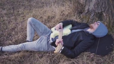 Gitarist günbatımı yavaş hareket, silüeti